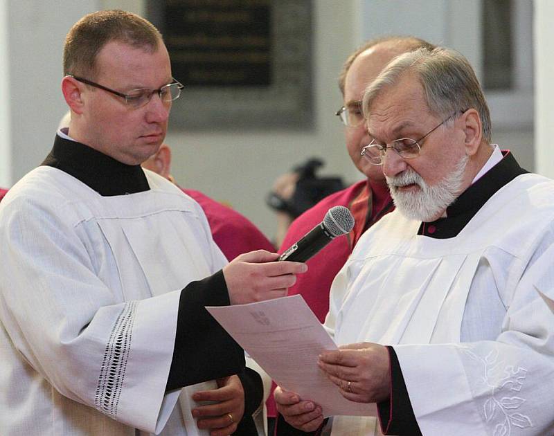 V katedrále sv. Štěpána bylo slavnostně uvedeno do funkce deset nově jmenovaných kanovníků místní kapituly.