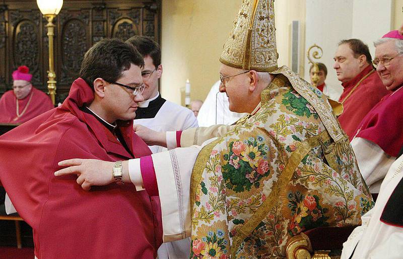 V katedrále sv. Štěpána bylo slavnostně uvedeno do funkce deset nově jmenovaných kanovníků místní kapituly.