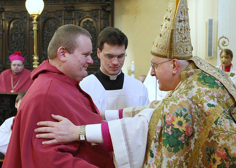 V katedrále sv. Štěpána bylo slavnostně uvedeno do funkce deset nově jmenovaných kanovníků místní kapituly.