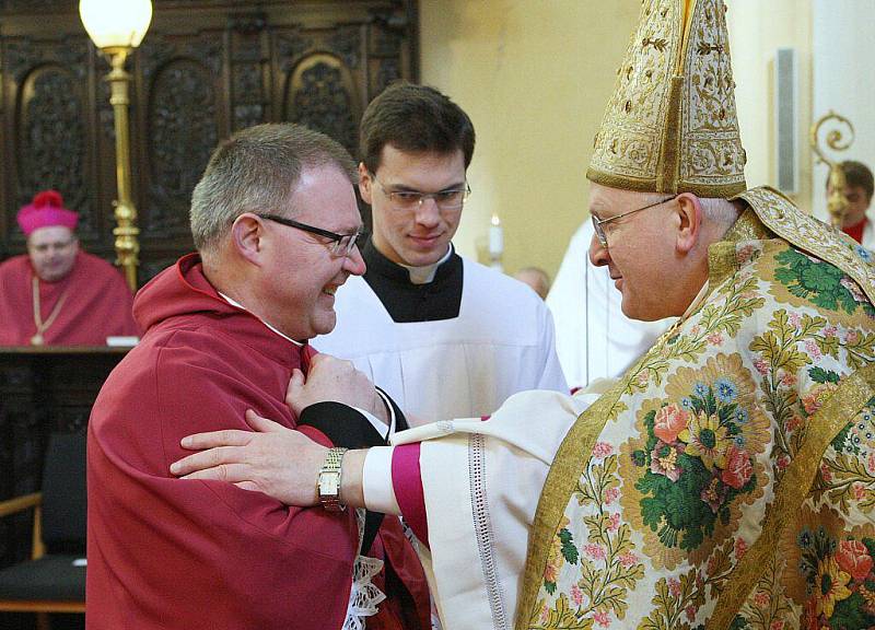 V katedrále sv. Štěpána bylo slavnostně uvedeno do funkce deset nově jmenovaných kanovníků místní kapituly.