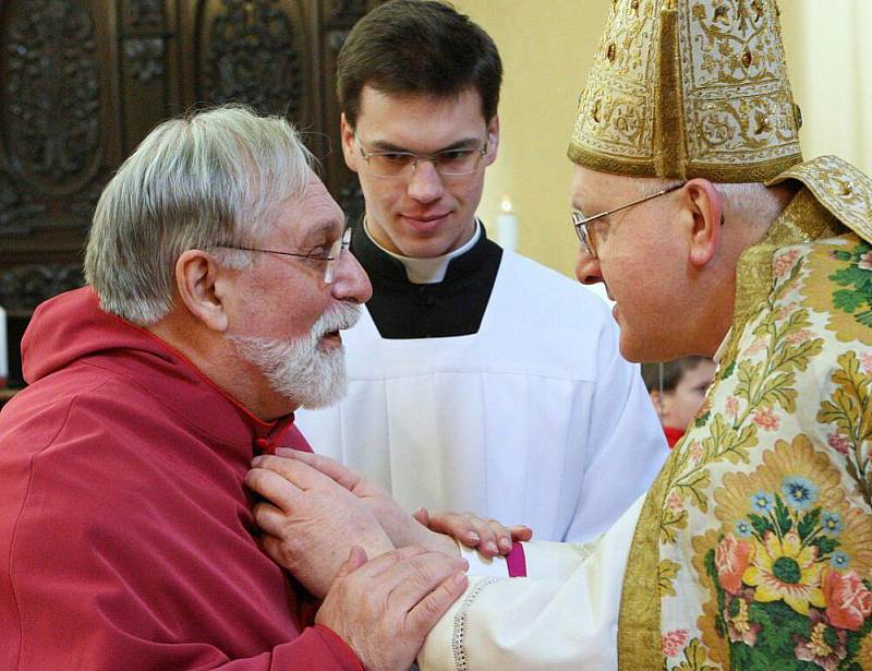 V katedrále sv. Štěpána bylo slavnostně uvedeno do funkce deset nově jmenovaných kanovníků místní kapituly.