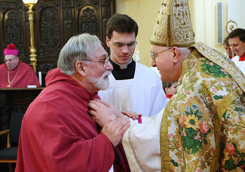 V katedrále sv. Štěpána bylo slavnostně uvedeno do funkce deset nově jmenovaných kanovníků místní kapituly.