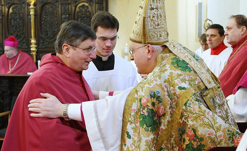 V katedrále sv. Štěpána bylo slavnostně uvedeno do funkce deset nově jmenovaných kanovníků místní kapituly.