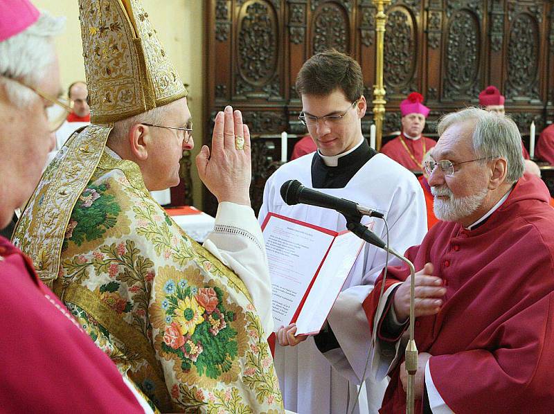 V katedrále sv. Štěpána bylo slavnostně uvedeno do funkce deset nově jmenovaných kanovníků místní kapituly.