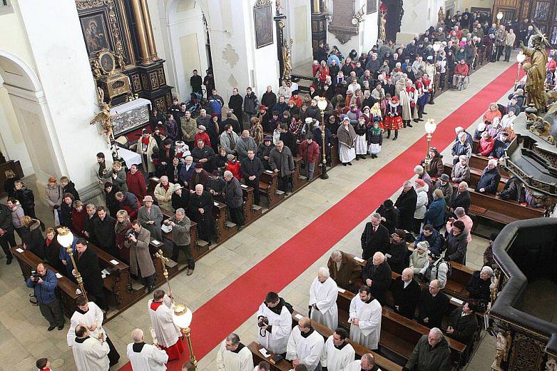 V katedrále sv. Štěpána bylo slavnostně uvedeno do funkce deset nově jmenovaných kanovníků místní kapituly.