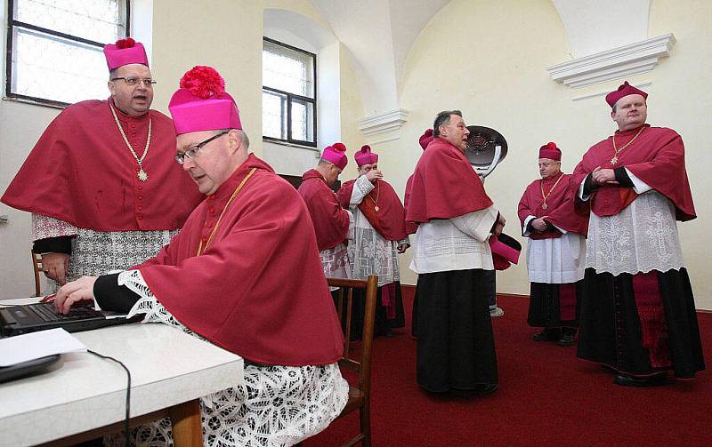 V katedrále sv. Štěpána bylo slavnostně uvedeno do funkce deset nově jmenovaných kanovníků místní kapituly.