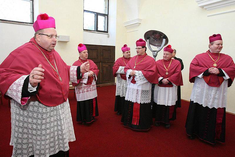 V katedrále sv. Štěpána bylo slavnostně uvedeno do funkce deset nově jmenovaných kanovníků místní kapituly.