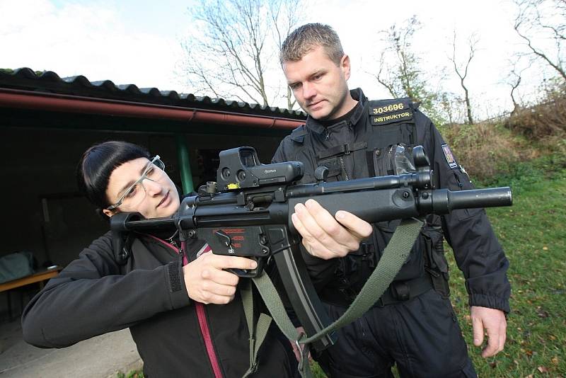 SAMOPAL jsem v ruce nikdy neměla. Je to vidět. „Držíš to jak prase kost,“ pronesl kolega. Pak to šlo lehce. Kolimátor přesně ukáže, kam míříte. Stačí chvilka pozornosti a pal. Žádný zpětný „kopanec“, vše je přesné a neuvěřitelně jednoduché.