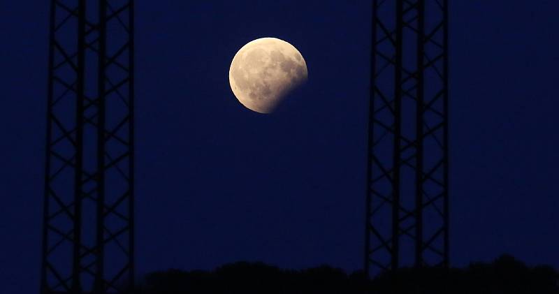 Částečné zatmění měsíce trvalo téměř hodinu, během které se dalo pořídit hodně zajimavých fotografií.