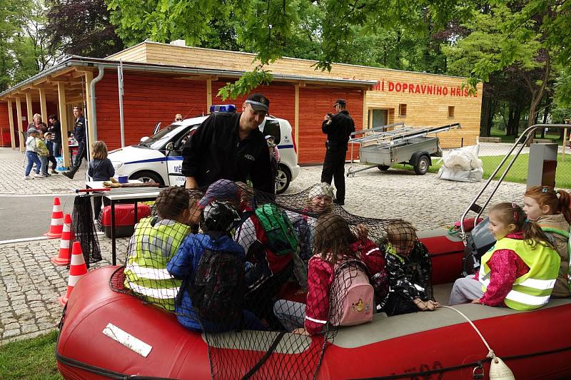 V úterý 19. května se konala na dětském dopravním hřišti v Jiráskových sadech v Litoměřicích ukázka integrovaného záchranného systému pro mateřské školy.