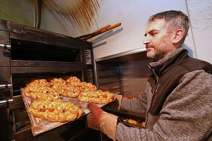 Litoměřický pekař Petr Kohn má před vánocemi plné ruce práce. Denně napeče desítky vánoček.