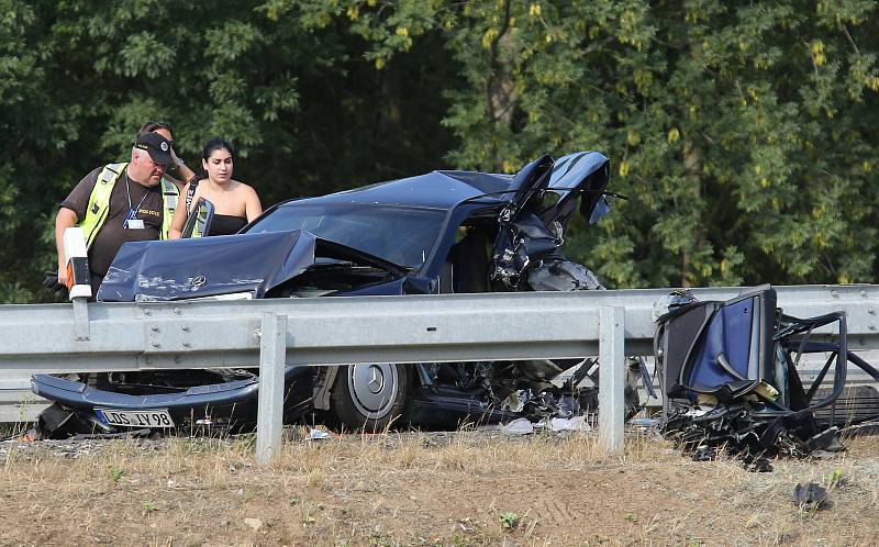 Při dopravní nehodě čtyř osobních automobilů u Řehlovic na dálnici D8 zemřel jeden člověk.