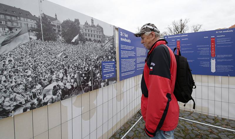 Na litoměřickém náměstí vznikla výstava autentických fotografií z událostí kolem sametové revoluce