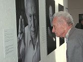 Vojmír Srdečný, bývalý vězeň tábora Sachsenhausen, se dívá na portrét Felixe Kolmera, který prošel hned několika koncentráky a svou pouť nastoupil v Terezíně. 