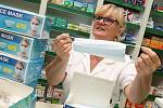 Vedoucí litoměřické Lékárny Orchidej Miroslava Čapková ukazuje, že jednorázových ústenek mají v prodejně dostatek.