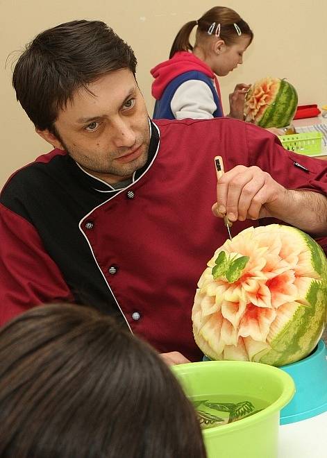 STUDENTI Z LITOMĚŘIC i Ústí nad Labem se na litoměřické Střední škole pedagogické, hotelnictví a služeb učili carvingu – vyřezávání do ovoce a zeleniny.