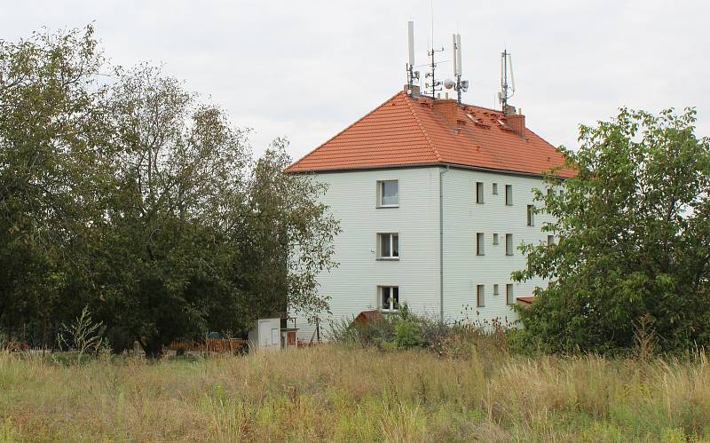 Obec Podsedice leží na jihovýchodním úpatí Českého středohoří zhruba devět kilometrů od Lovosic. Žije tam asi 664 lidí.