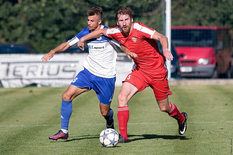 Slovan Velvary (v modrobílém) podlehl doma ve své historické premiéře v ČFL Sokolu Brozany 2:3 po penaltovém rozstřelu.