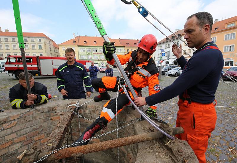 Hasiči slanili do kašny na Mírovém náměstí v Litoměřicích