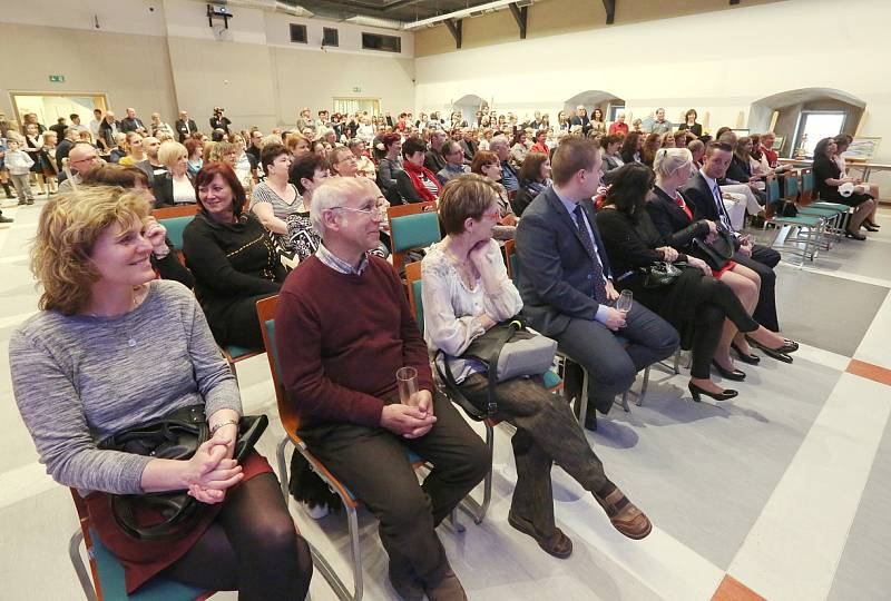 Oslava 15. narozenin Hospicu sv. Štěpána v litoměřickém hradu byla spojená s benefiční aukcí uměleckých fotografií a výtvarných děl. 