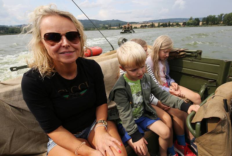 Obojživelná vozidla brázdila jezero Chmelař u Úštěku