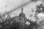 Srpen 1968 v Zahořanech. Na věži je obrovský nápis DUBČEK.