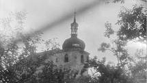 Srpen 1968 v Zahořanech. Na věži je obrovský nápis DUBČEK.