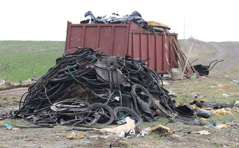 DOBROVOLNÍCI při brigádě vytřídili hlavně pneumatiky a odpad, který lze recyklovat.