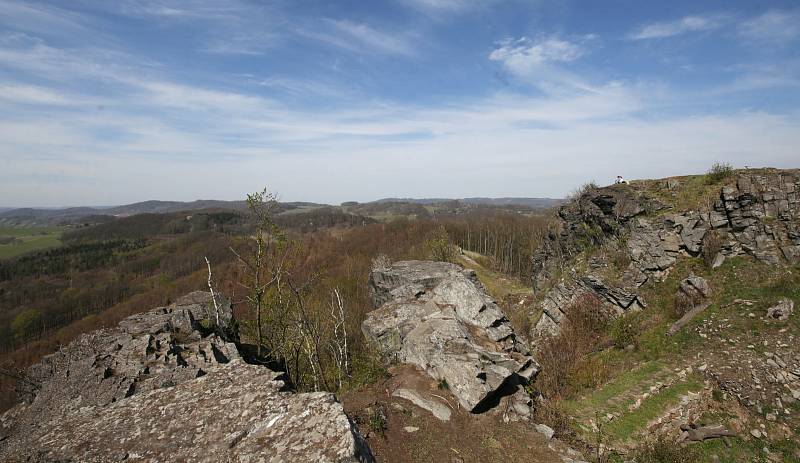 Zřícenina středověkého hradu Kalich u Třebušína na Litoměřicku