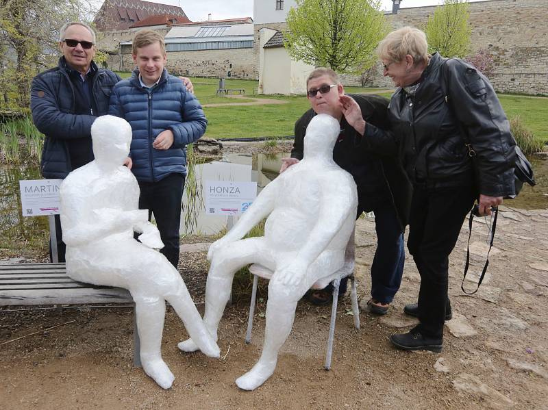 Papírové sochy stálých klientů byly rozmístěny v různých částech města.