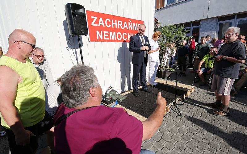 Na další demonstraci proti prodeji Městské nemocnice v Litoměřicích dorazil i ministr zdravotnictví Adam Vojtěch.