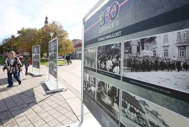 Výstava historických fotografií s názvem 100 let republiky - 100 let Lovosic na Václavském náměstí