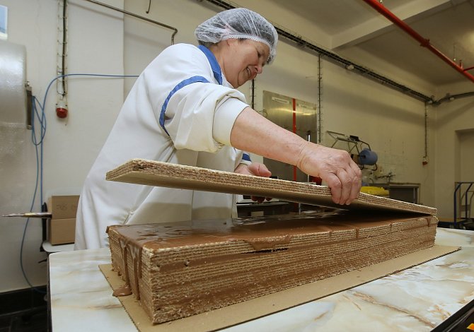 V Lovosicích vyrábí obří tatranku, má být největší na světě.