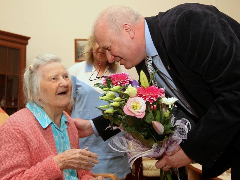 Domov důchodců v Milešově: Rozálie Kočárková zde oslavila 105 narozeniny.