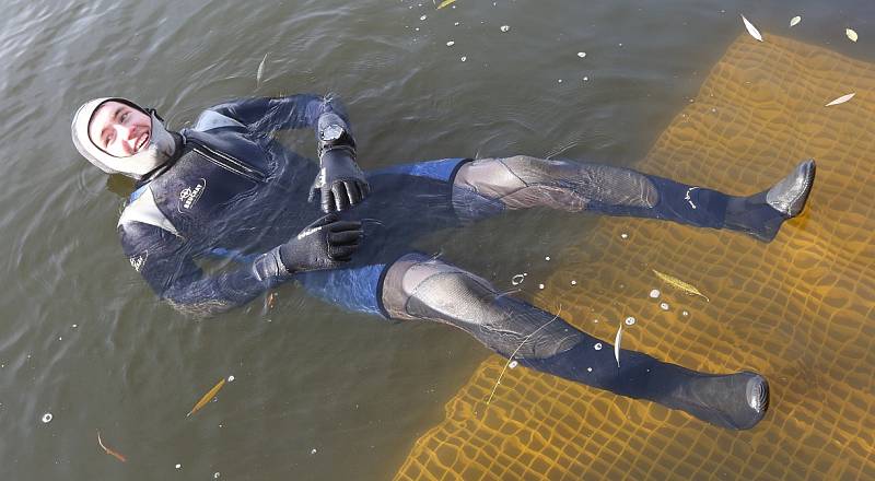 Potápěči zamykali a uklízeli jezero v Píšťanech