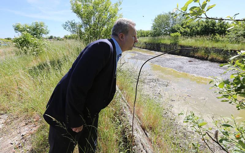 Ministr životního prostředí Richard Brabec uvolnil dotaci na likvidaci ekologické zátěže v Rohatcích na Litoměřicku. K ekologické likvidaci jsou zde tři plné silážní jámy ropných kalů.