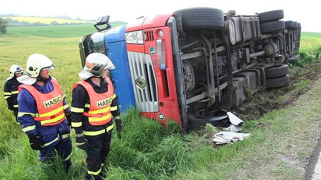 Kamion s naloženým papírem se převrátil do pole