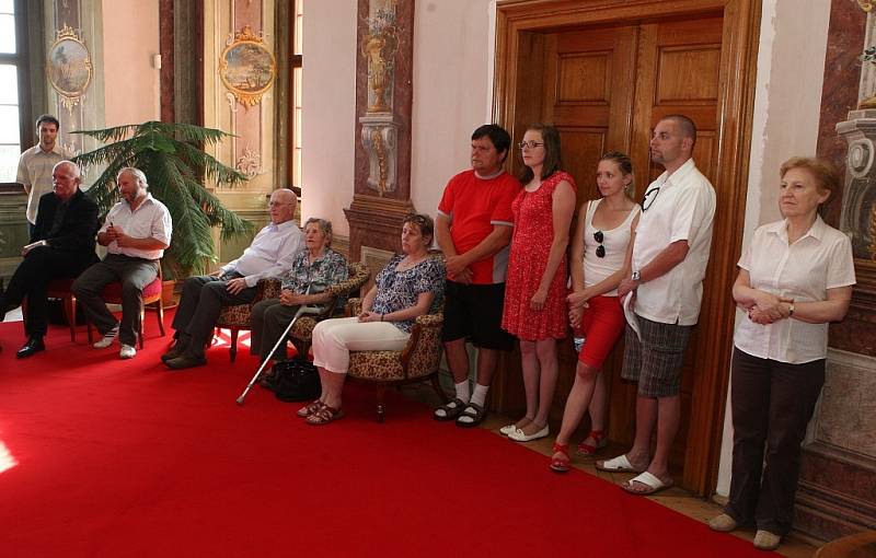 Předávání šeků od papeže v Litoměřicích