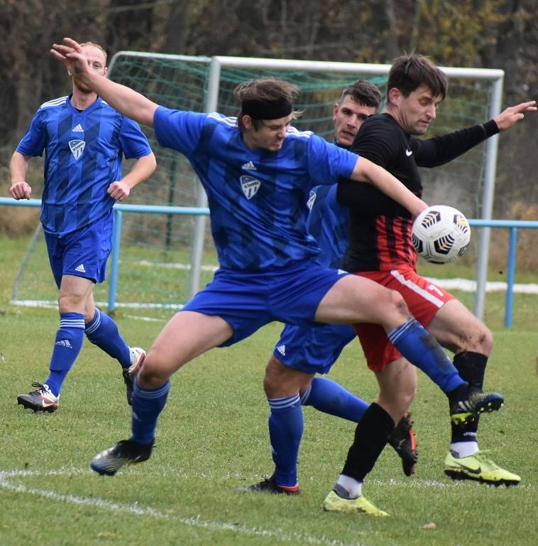 Liběšice (tmavé dresy) doma podlehly Černovicím 1:3.