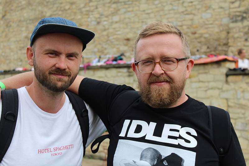 S komiksem Jarmil in India jezdí Marek Rubec z Litoměřic po festivalech komiksu v Evropě, na snímku s nakladatelem Marcelem Słomkou.
