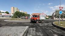 Kruhový objezd na Kocandě se opravuje, město čekají dopravní komplikace.