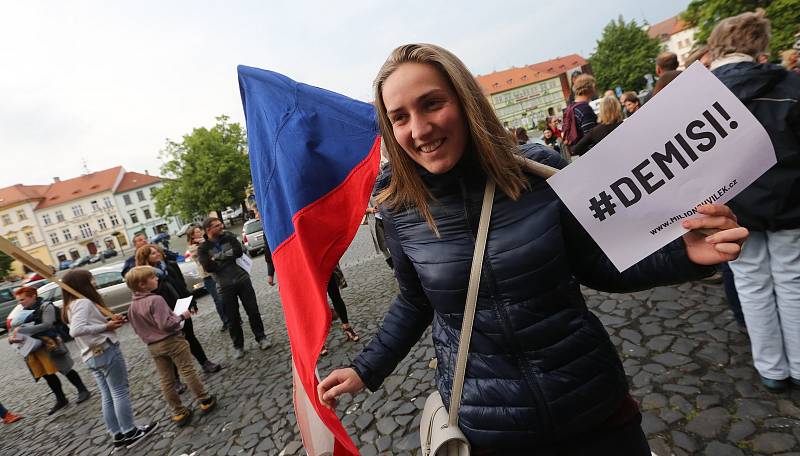 Proti Babišovi a spol. demonstrovaly na Litoměřicku stovky lidí.