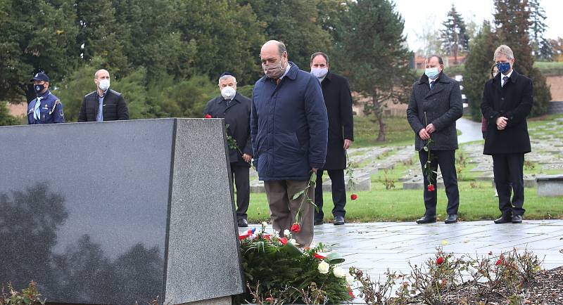 Předseda Senátu Miloš Vystrčil se zúčastnil v neděli 18. října malého pietního shromáždění na národním hřbitově v Terezíně.