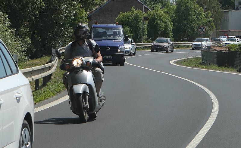 Opravy části dálnice u obce Nová Ves způsobují na Litoměřicku dopravní problémy. Houstne doprava v obcích, kde vede stará silnice E55.