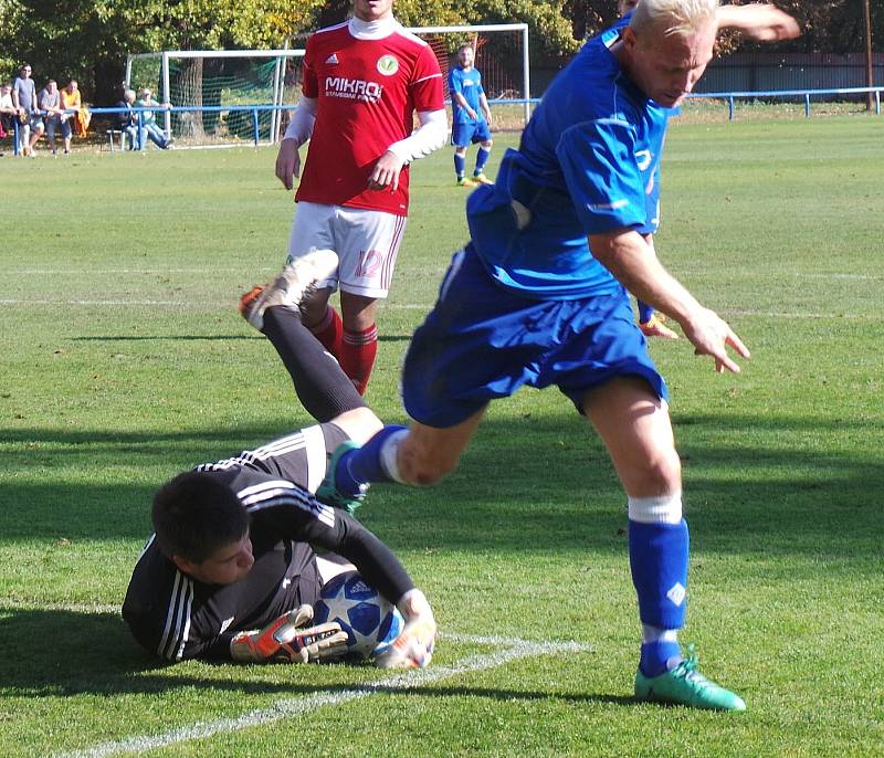 Proboštov (v modrých dresech) hrál s Bohušovicemi 0:0. V penaltovém rozstřelu byli úspěšnější hosté.