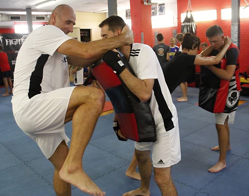 Jan Koller si na Olomoucké fotbalové škole zatrénoval kickbox.