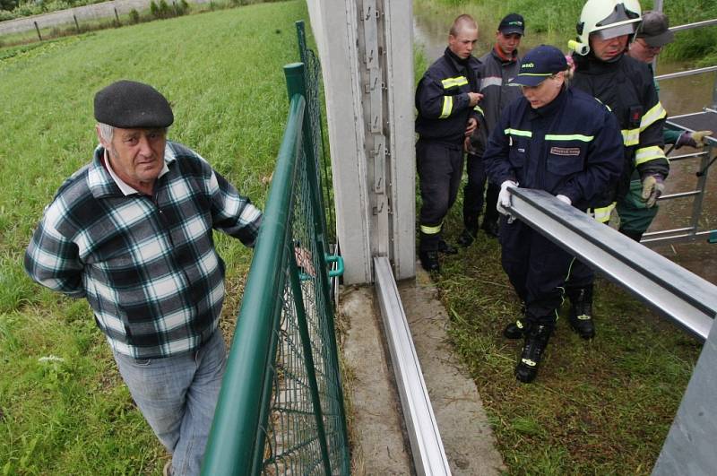 V Křešicích v neděli dopoledne začali stavět zábrany proti vodě