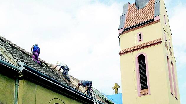 MÍROVÝ KOSTEL v Lovosicích prochází postupnou rekonstrukcí. Po věži se letos dočkal nové střechy na lodi.