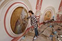 Nástěnné malby v kostele Všech svatých v Rohatcích na Litoměřicku restaurují akademické malířky Eva Votočková a Anna Svobodová