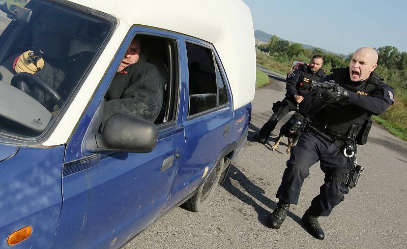 Terezín, policie a vězeňská služba cvičily zadržení uprchlého vězně.